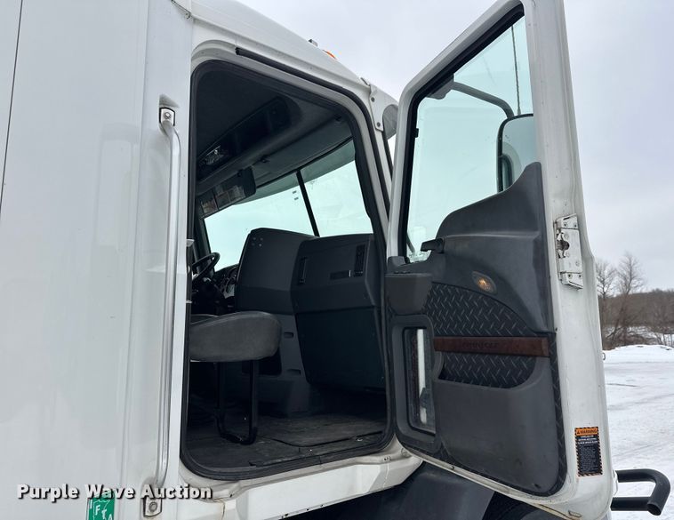 image for item FK1561 2015 Mack CXU613 semi truck