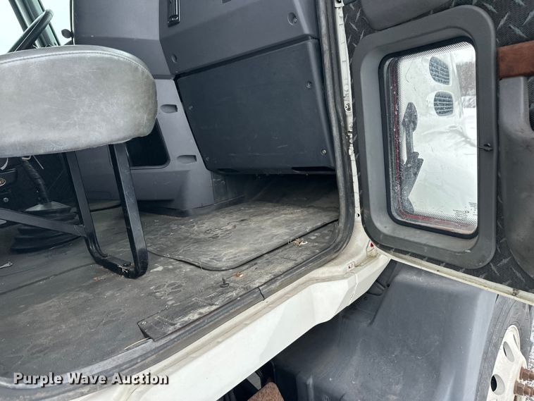 image for item FK1561 2015 Mack CXU613 semi truck