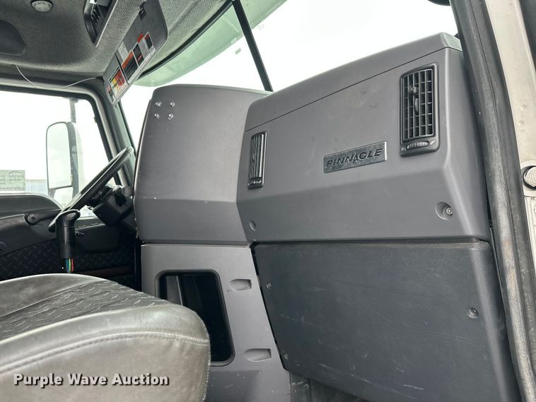 image for item FK1561 2015 Mack CXU613 semi truck