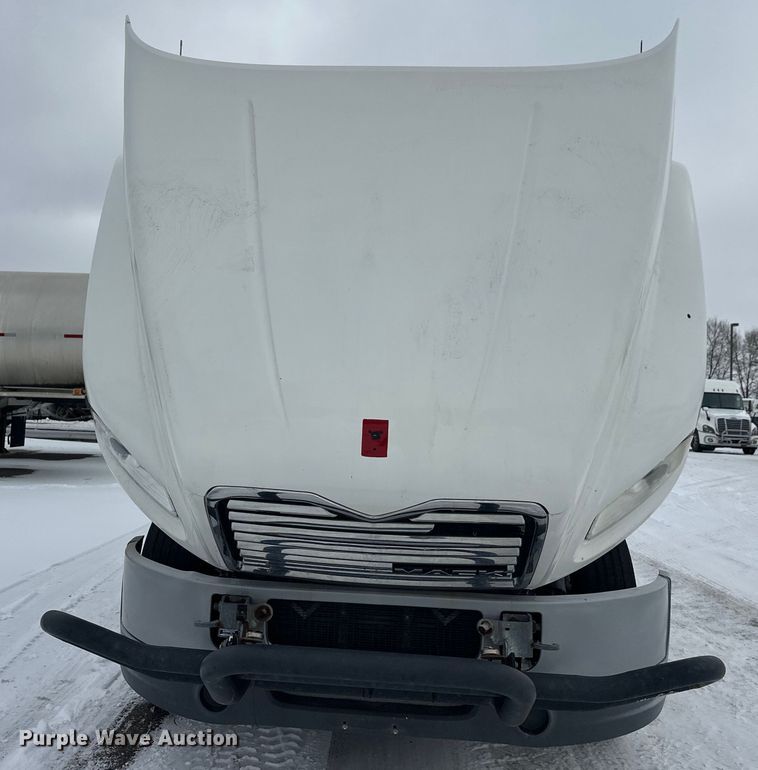 image for item FK1561 2015 Mack CXU613 semi truck