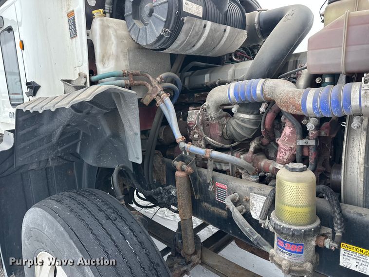 image for item FK1561 2015 Mack CXU613 semi truck