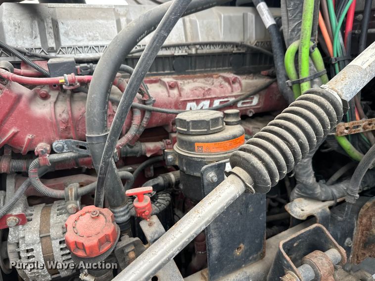 image for item FK1561 2015 Mack CXU613 semi truck