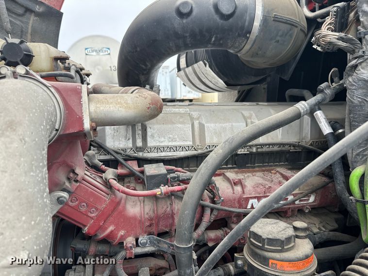 image for item FK1561 2015 Mack CXU613 semi truck