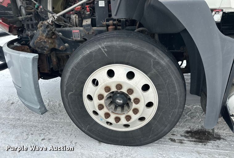 image for item FK1561 2015 Mack CXU613 semi truck