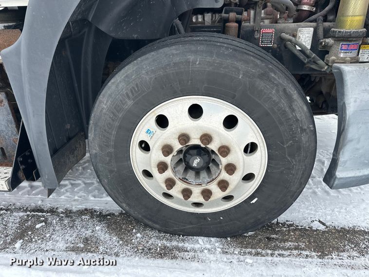 image for item FK1561 2015 Mack CXU613 semi truck