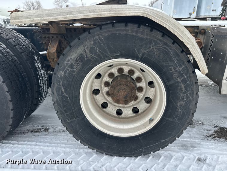 image for item FK1561 2015 Mack CXU613 semi truck