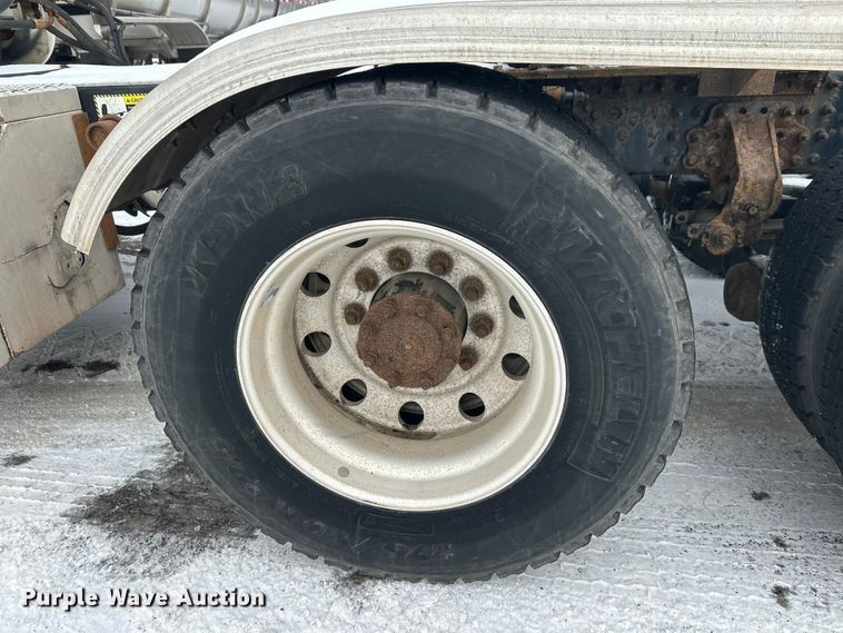 image for item FK1561 2015 Mack CXU613 semi truck