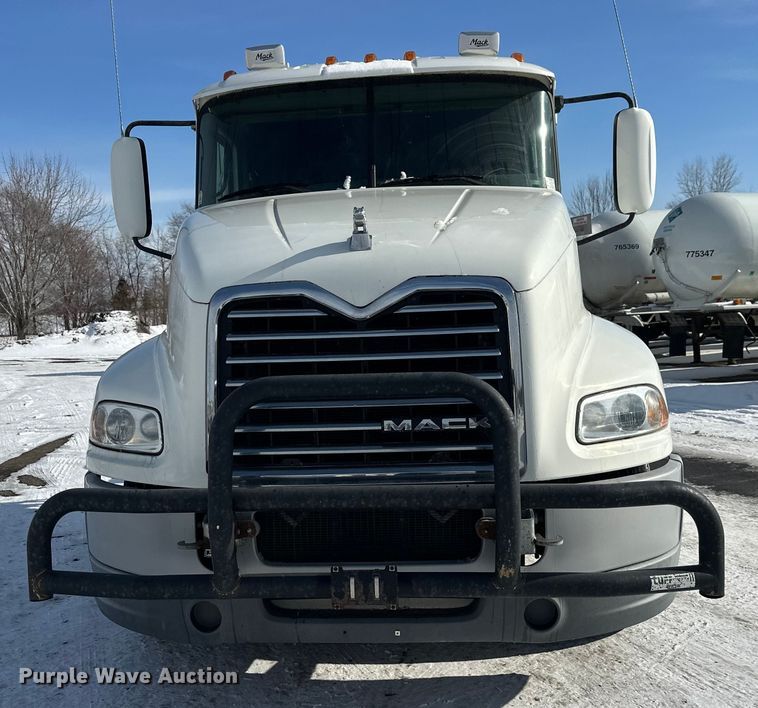 image for item FK1564 2015 Mack CXU613 semi truck