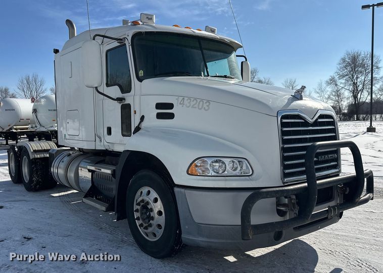 image for item FK1564 2015 Mack CXU613 semi truck