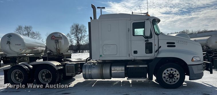 image for item FK1564 2015 Mack CXU613 semi truck