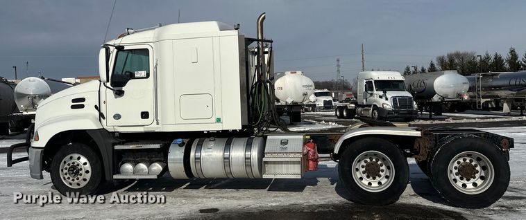 image for item FK1564 2015 Mack CXU613 semi truck