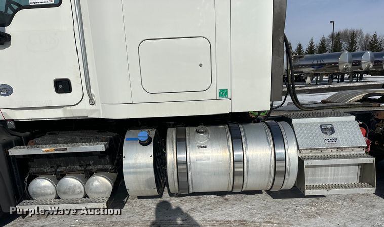 image for item FK1564 2015 Mack CXU613 semi truck