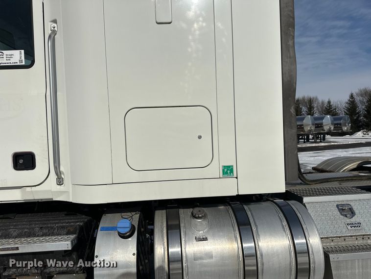 image for item FK1564 2015 Mack CXU613 semi truck