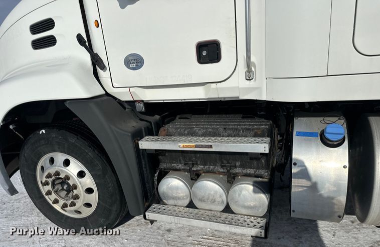 image for item FK1564 2015 Mack CXU613 semi truck