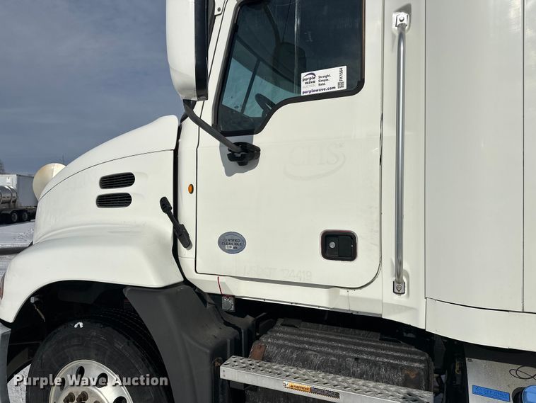 image for item FK1564 2015 Mack CXU613 semi truck