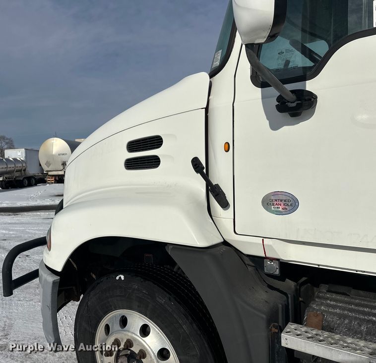 image for item FK1564 2015 Mack CXU613 semi truck