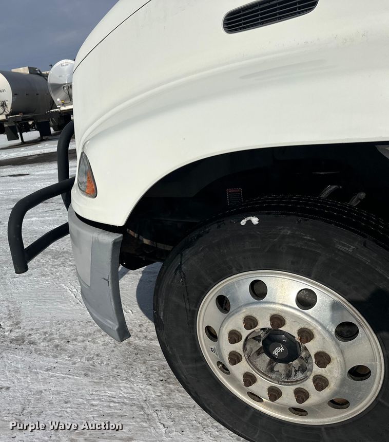 image for item FK1564 2015 Mack CXU613 semi truck