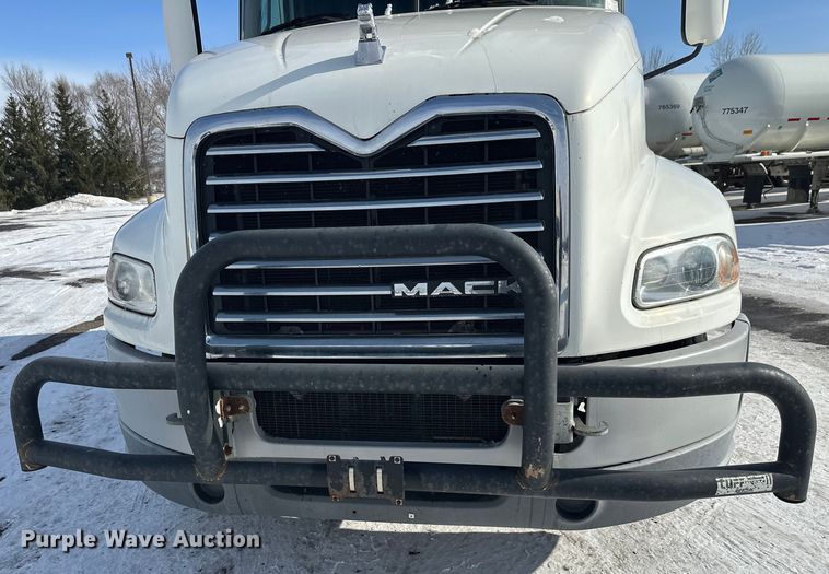 image for item FK1564 2015 Mack CXU613 semi truck