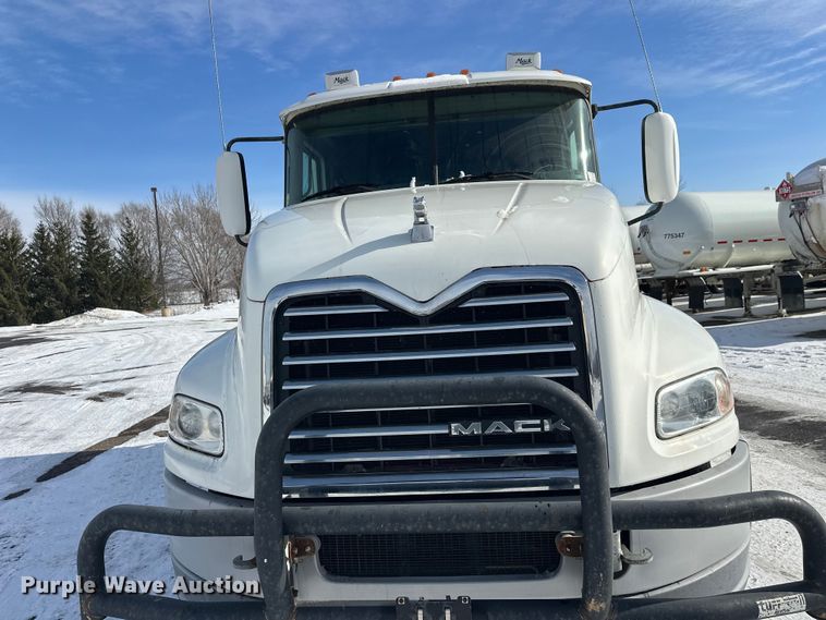 image for item FK1564 2015 Mack CXU613 semi truck