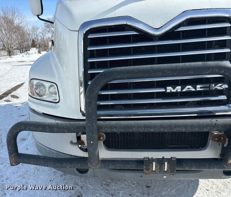image for item FK1564 2015 Mack CXU613 semi truck