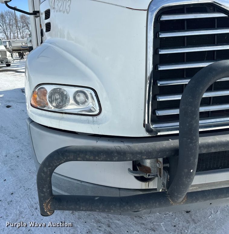 image for item FK1564 2015 Mack CXU613 semi truck