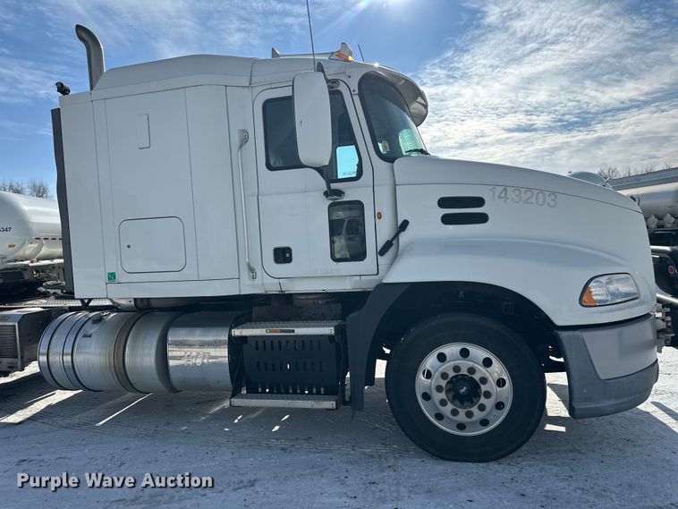 image for item FK1564 2015 Mack CXU613 semi truck