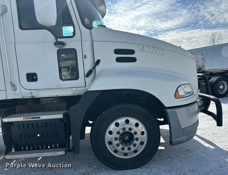 image for item FK1564 2015 Mack CXU613 semi truck