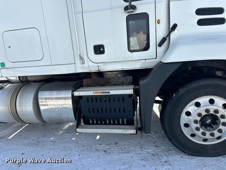 image for item FK1564 2015 Mack CXU613 semi truck