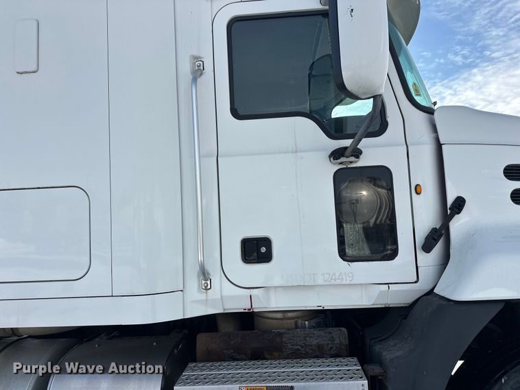 image for item FK1564 2015 Mack CXU613 semi truck