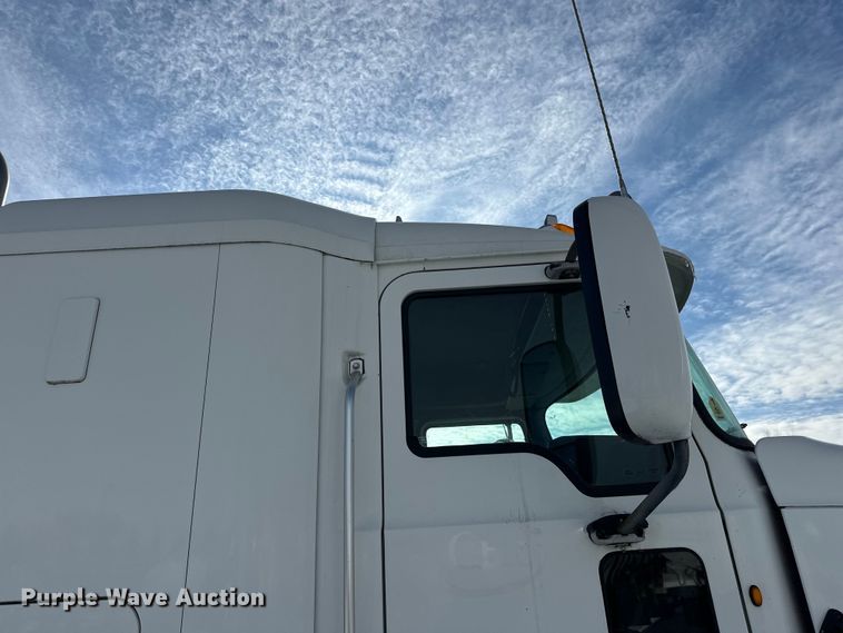 image for item FK1564 2015 Mack CXU613 semi truck