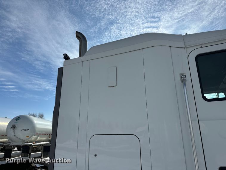 image for item FK1564 2015 Mack CXU613 semi truck