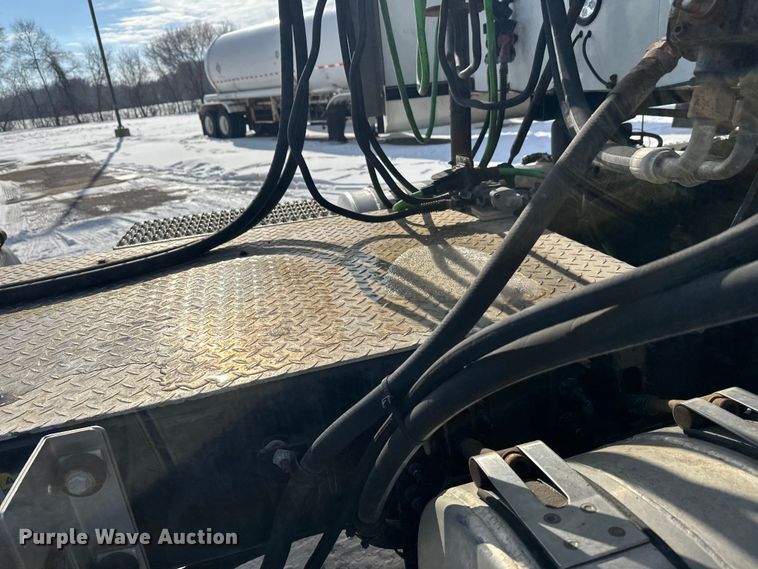 image for item FK1564 2015 Mack CXU613 semi truck