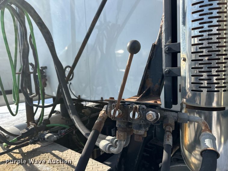 image for item FK1564 2015 Mack CXU613 semi truck