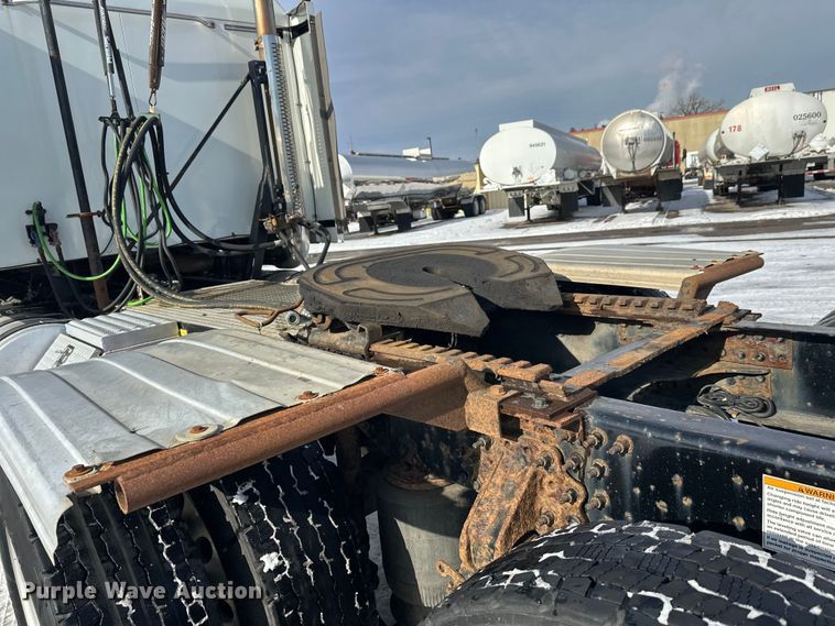 image for item FK1564 2015 Mack CXU613 semi truck