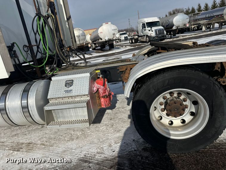 image for item FK1564 2015 Mack CXU613 semi truck