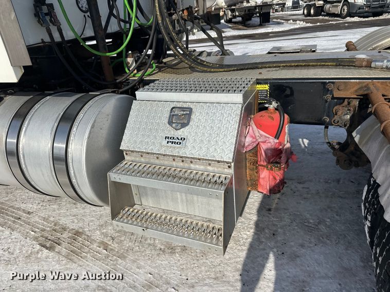 image for item FK1564 2015 Mack CXU613 semi truck