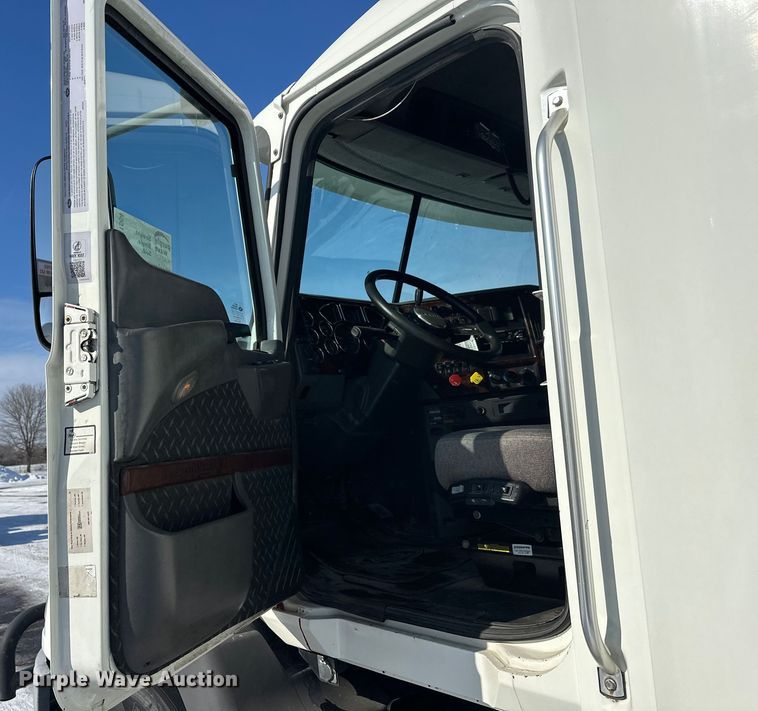 image for item FK1564 2015 Mack CXU613 semi truck