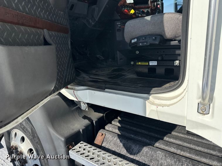 image for item FK1564 2015 Mack CXU613 semi truck