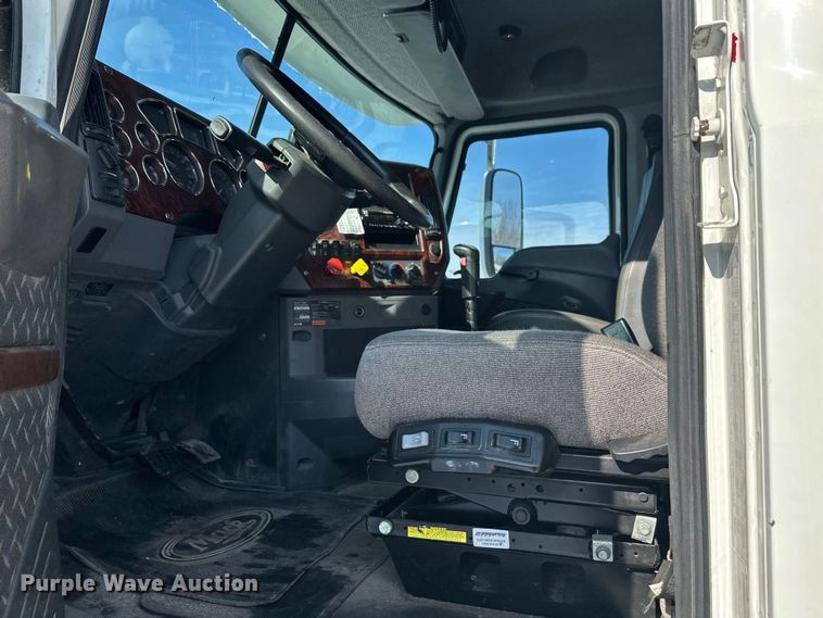 image for item FK1564 2015 Mack CXU613 semi truck