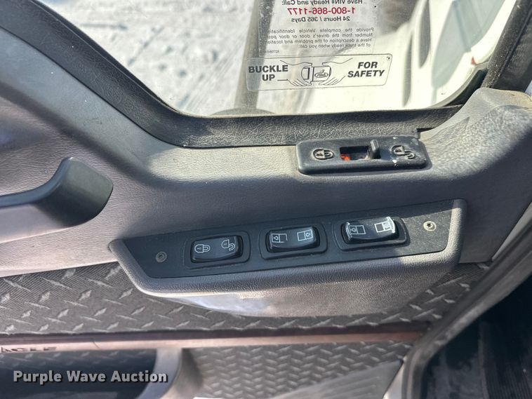 image for item FK1564 2015 Mack CXU613 semi truck