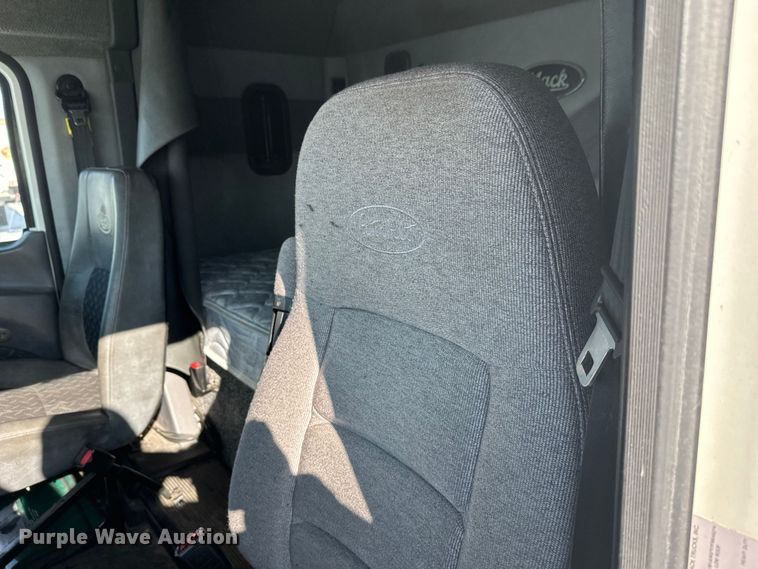 image for item FK1564 2015 Mack CXU613 semi truck