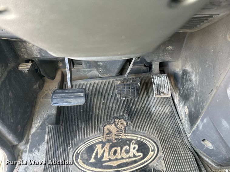 image for item FK1564 2015 Mack CXU613 semi truck