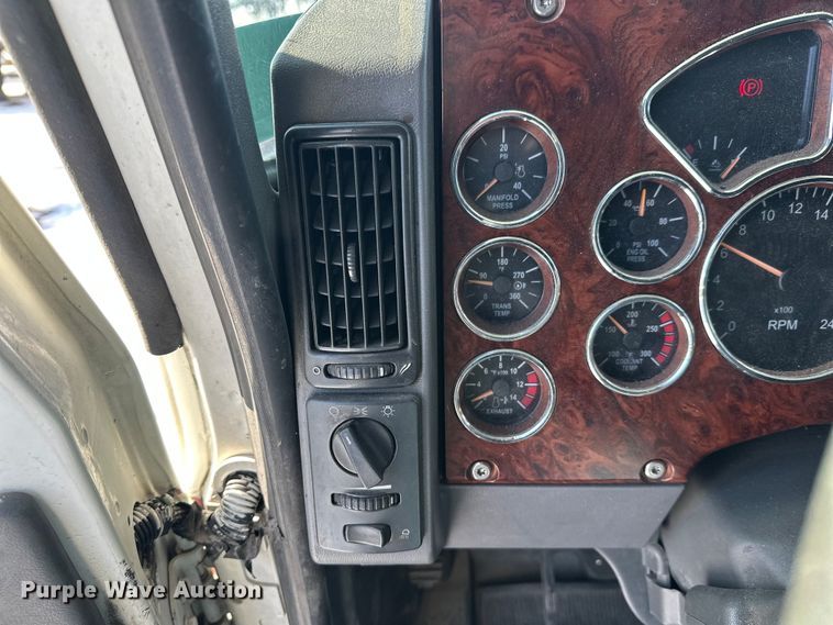 image for item FK1564 2015 Mack CXU613 semi truck