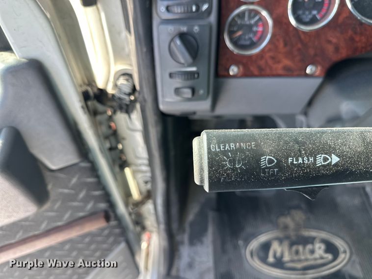 image for item FK1564 2015 Mack CXU613 semi truck