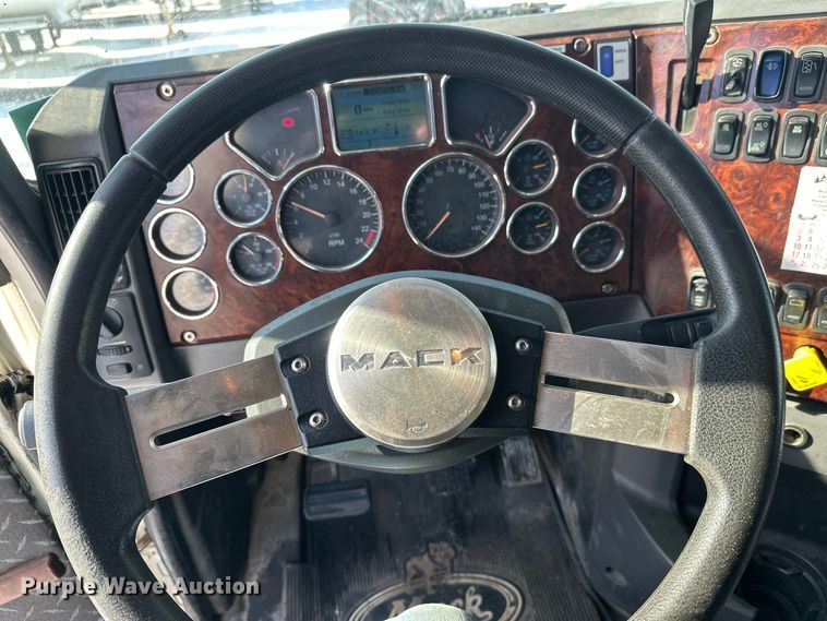 image for item FK1564 2015 Mack CXU613 semi truck