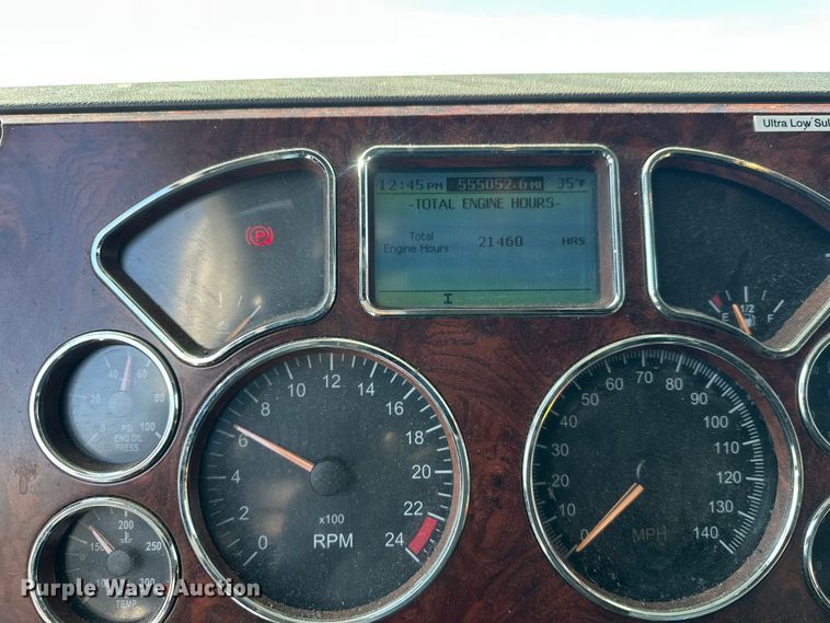 image for item FK1564 2015 Mack CXU613 semi truck