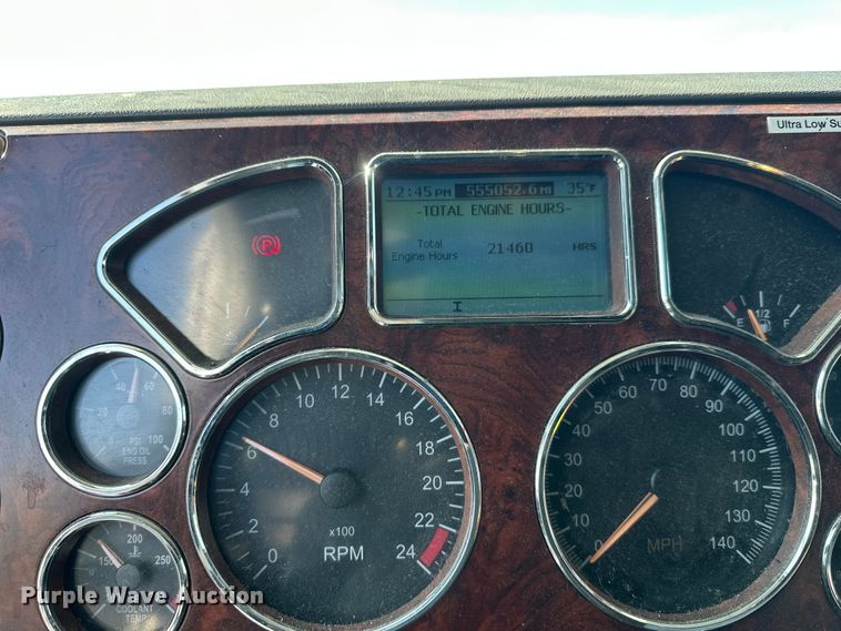 image for item FK1564 2015 Mack CXU613 semi truck