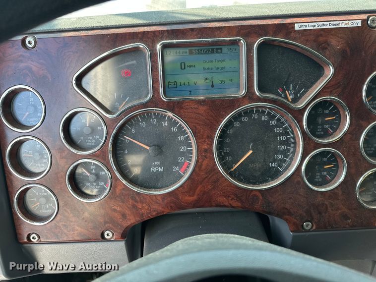 image for item FK1564 2015 Mack CXU613 semi truck