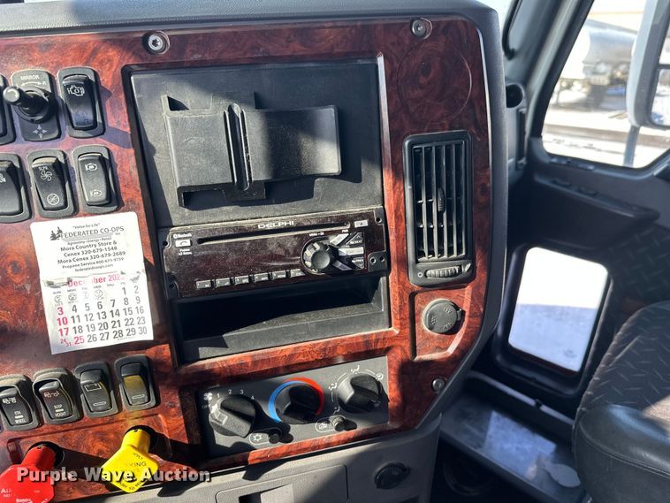 image for item FK1564 2015 Mack CXU613 semi truck