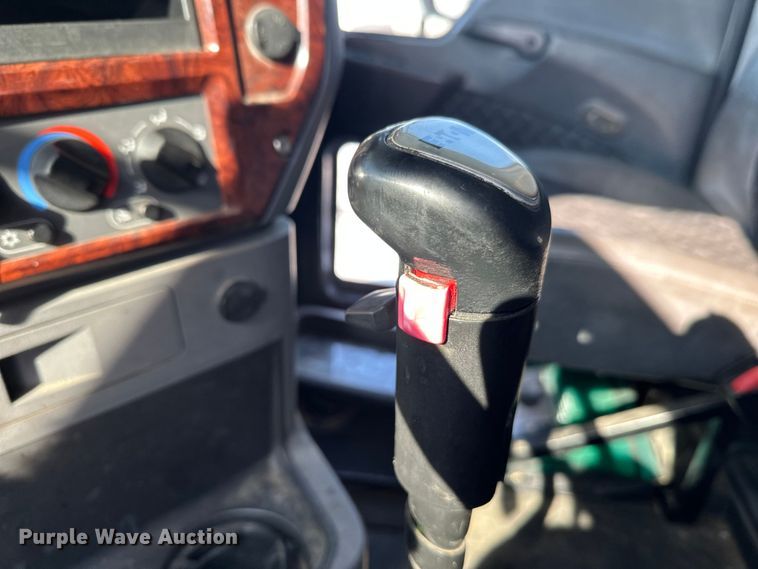 image for item FK1564 2015 Mack CXU613 semi truck